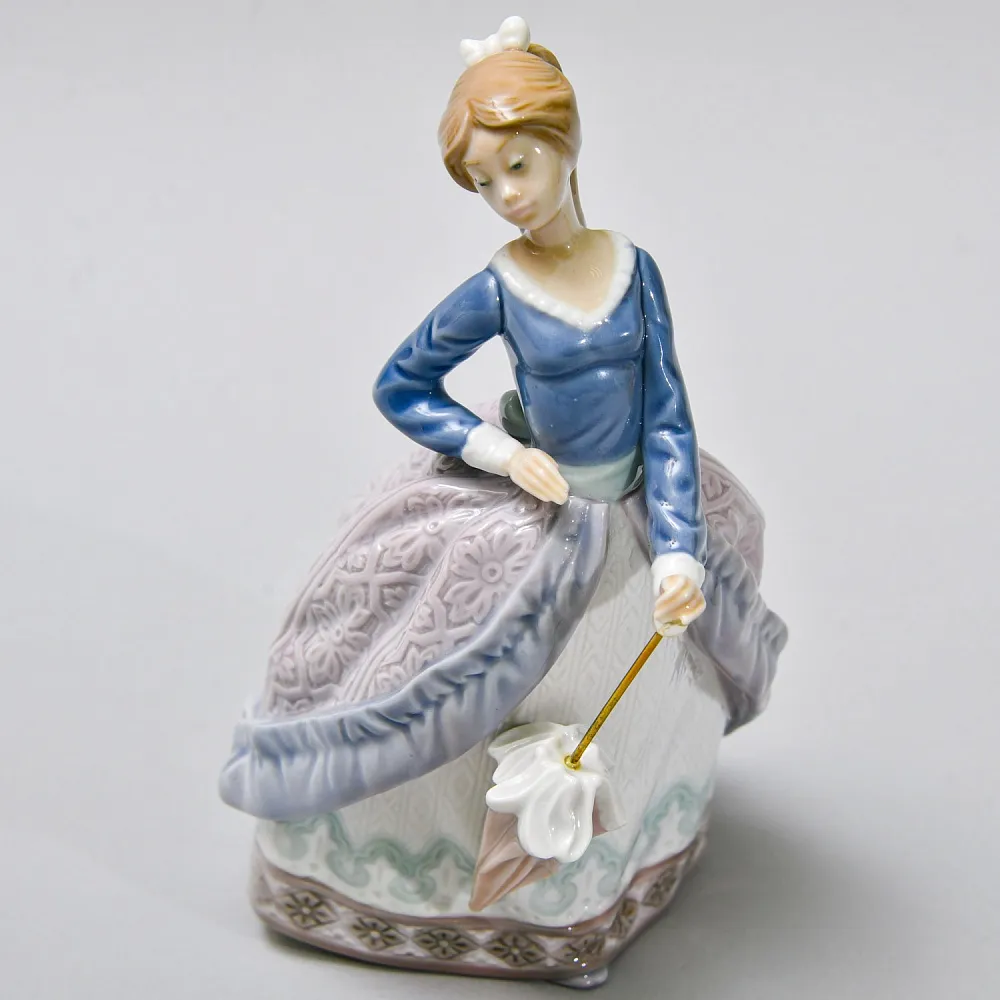 Винтажная Фарфоровая статуэтка "Девочка с зонтиком. Эвита", Lladro Испания - 1983 год.