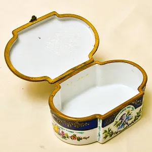 Винтажная Фарфоровая Шкатулка «БУКЕТ С РОЗАМИ», Франция - начало ХХ века.