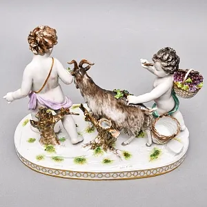  Антикварная статуэтка «Путти с козлом и виноградом», Фарфор Karl Thime Dresden, Германия.