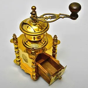 Редкость! Коллекционная Ручная механическая кофемолка «Der Meister die Küche» Латунь Германия..