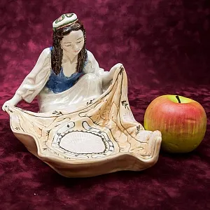 Коллекционная статуэтка - мелочевница «Узбечка с ковром», Фаянс ЗиК Конаково СССР, 1952 - 1962 годы. 