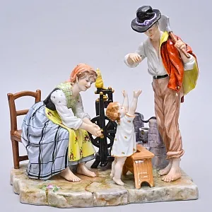 Коллекционная Фарфоровая статуэтка «Папа пришел с работы», VOLKSTEDT Германия, середина ХХ века.