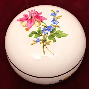 Коллекционная Шкатулка - Бонбоньерка «ЦВЕТЫ», Фарфор MEISSEN, Германия - первая половина ХХ века.