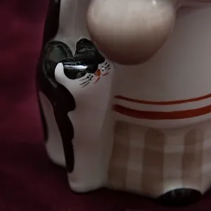 Фарфоровая статуэтка «Бабушка с котом и крынкой молока», ДФЗ Вербилки, СССР -1954–1965 годы.