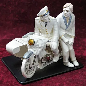 Большая Коллекционная Авторская Статуэтка «Берегись автомобиля», фарфор, Россия.