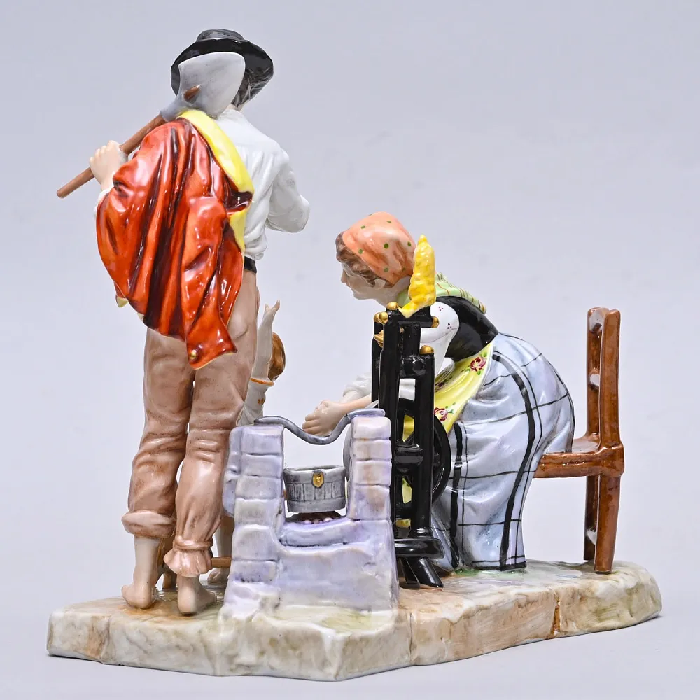 Коллекционная Фарфоровая статуэтка «Папа пришел с работы», VOLKSTEDT Германия, середина ХХ века.