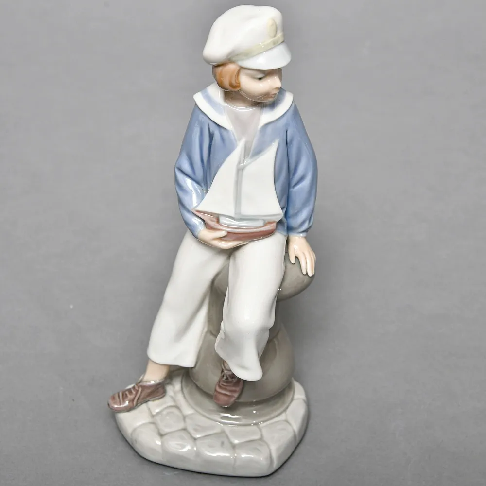 Коллекционная Фарфоровая статуэтка «Мальчик c корабликом», Lladro Испания, вторая половина ХХ века.