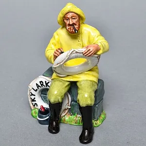 Коллекционная Фарфоровая статуэтка «Лодочник - Рыбак», Royal Doulton Ангия, 1970 - 1987 годы. 