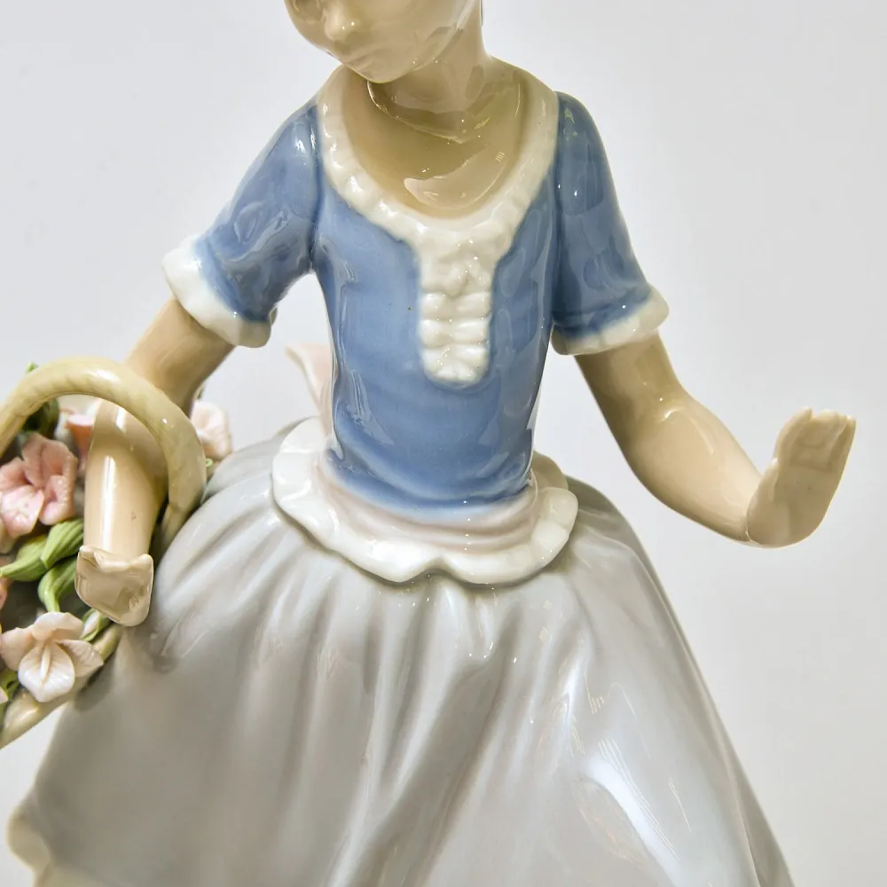 Авторская Фарфоровая Статуэтка «Девочка с цветами и cобака», Lladro Испания - 1974 год.