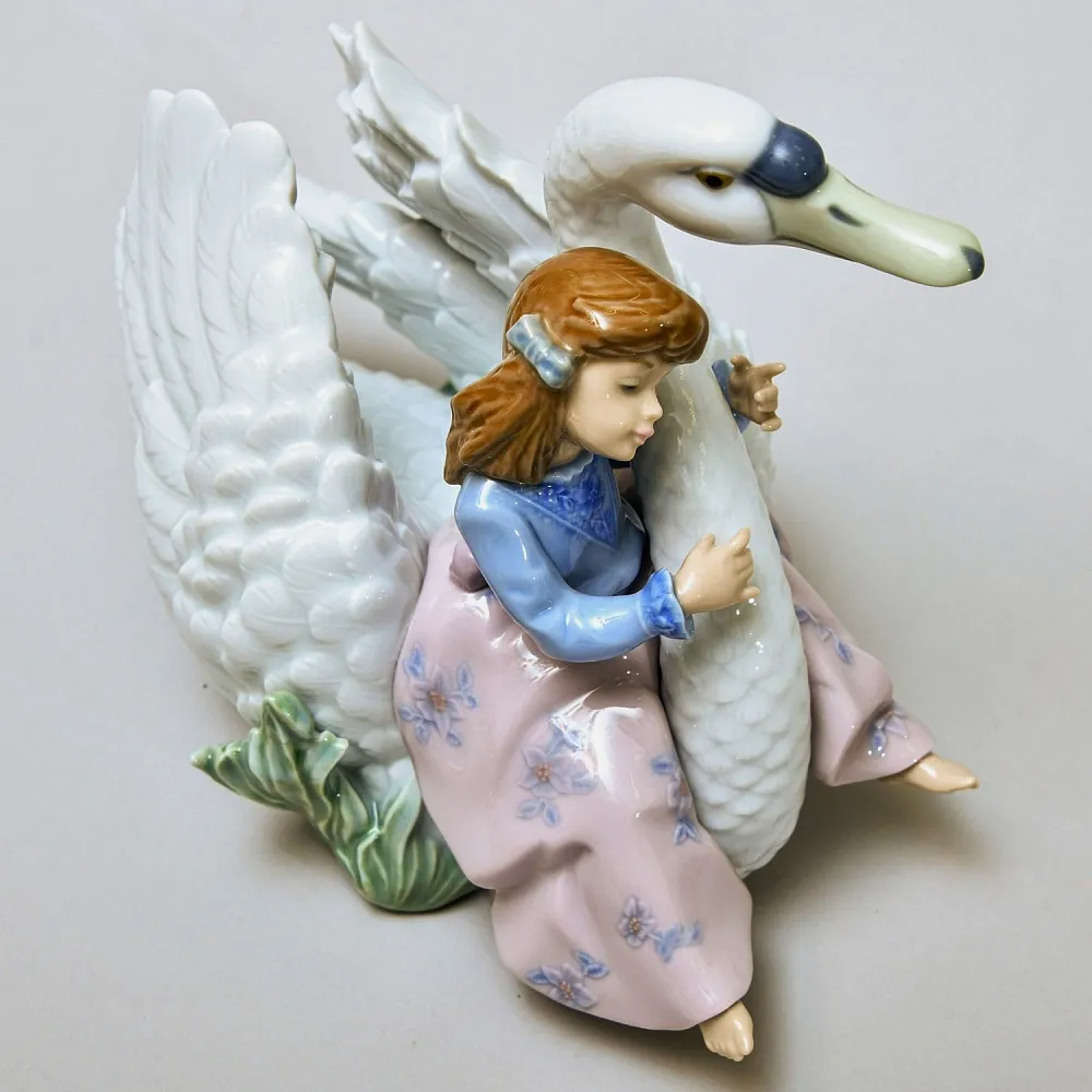 Коллекционная Фарфоровая Статуэтка «Девочка и лебедь», Lladro Испания - 1990 год.