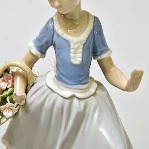 Авторская Фарфоровая Статуэтка «Девочка с цветами и cобака», Lladro Испания - 1974 год.