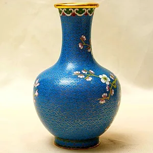Шикарная Ваза «Сакура в цвету» в технике « Клуазоне» Китай 50 -е годы ХХ века.