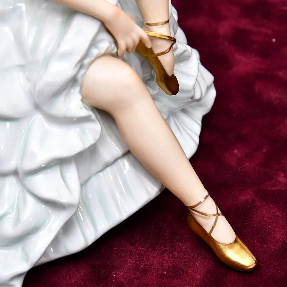 Коллекционная статуэтка «Балерина, завязывающая пуанту», Фарфор WALLENDORF, Германия.