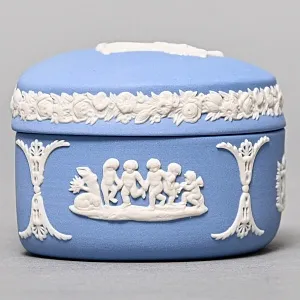 Шкатулка - Бонбоньерка «Античный мотив», фарфор ВЕДЖВУД / WEDGWOOD, Англия, вторая половина ХХ века.