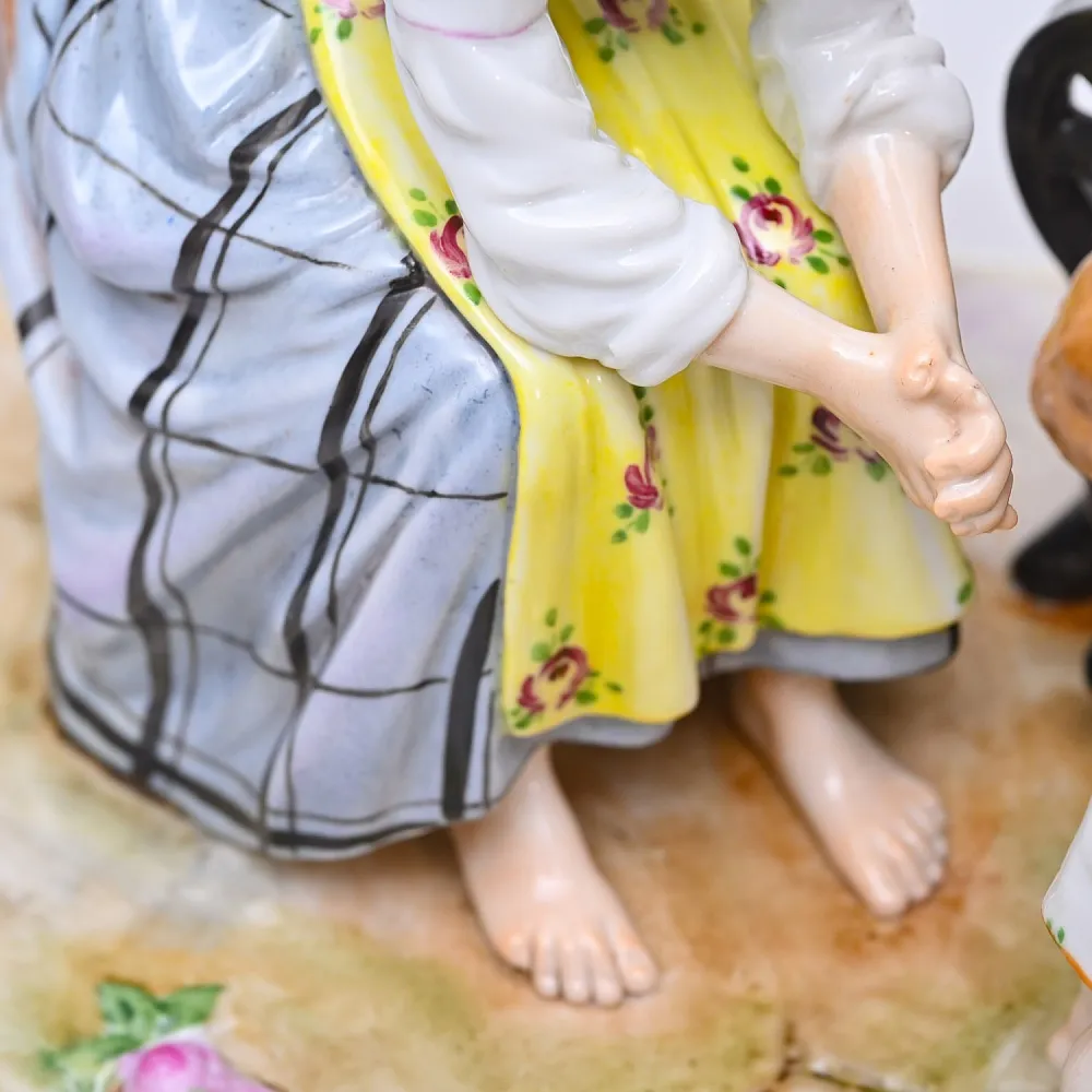 Коллекционная Фарфоровая статуэтка «Папа пришел с работы», VOLKSTEDT Германия, середина ХХ века.