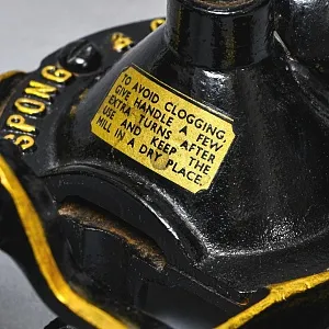 Старинная Чугунная Ручная Механическая Мельница - Кофемолка, Англия начало ХХ века.