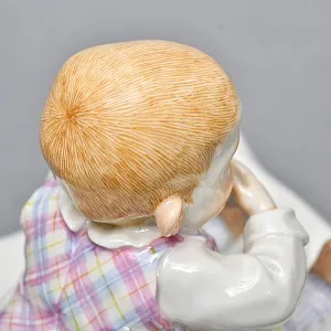 Коллекционная Фарфоровая статуэтка «Дети Хеншеля. Ребёнок, сидящий на подушке», Meissen Германия. 