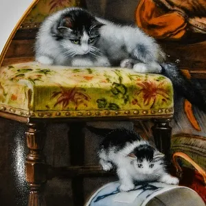 Коллекционная Фарфоровая тарелка «Кошка - котята - Игра со шляпной коробкой», W.J.GEORGE США - 1990 год.