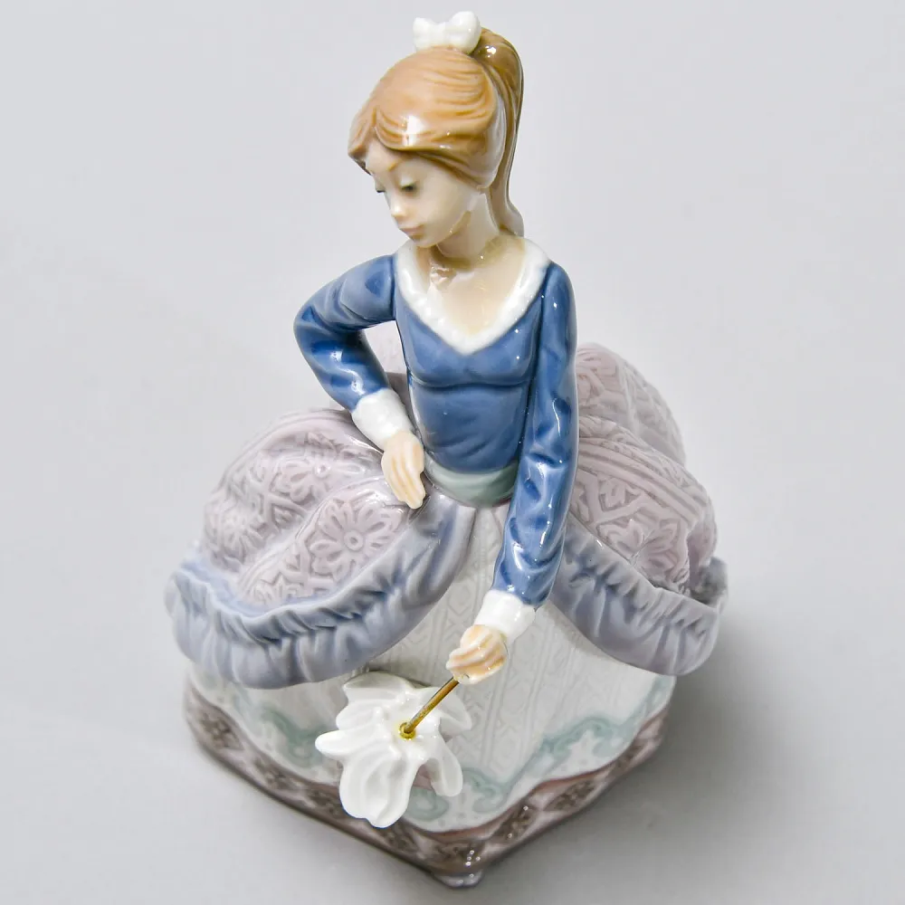Винтажная Фарфоровая статуэтка "Девочка с зонтиком. Эвита", Lladro Испания - 1983 год.