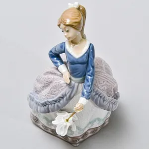 Винтажная Фарфоровая статуэтка "Девочка с зонтиком. Эвита", Lladro Испания - 1983 год.