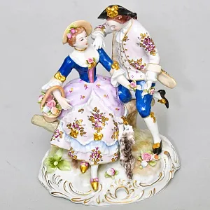 Коллекционная Фарфоровая статуэтка «Свидание. Дама, кавалер и собачка», SITZENDORF Германия.