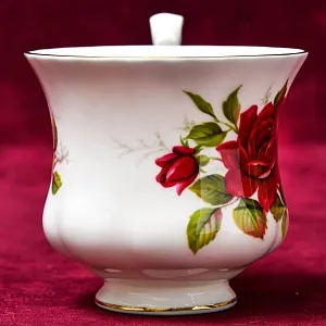 Коллекционная Фарфоровая Кофейная пара «Красная Роза», ROYAL ALBERT Англия, вторая половина ХХ века.