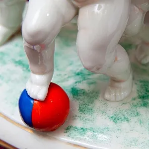 Коллекционная Фарфоровая статуэтка «Путти с мячом», Германия - середина ХХ века. 