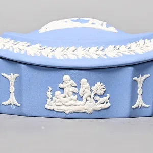 Шкатулка - Бонбоньерка «Мотив с Путти», фарфор ВЕДЖВУД / WEDGWOOD, Англия, вторая половина ХХ века.