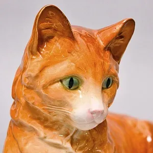 Коллекционная Фарфоровая статуэтка «Кошка с мячом», Sitzendorf Германия, вторая половина ХХ века.