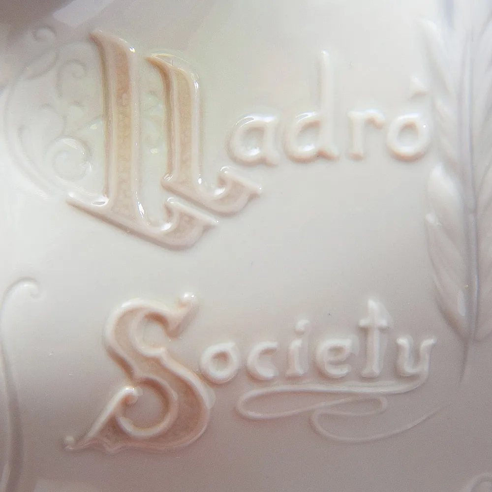 Фарфоровая Настольная плакетка LLADRO Society, Испания, 1985 - 2001 годы. 