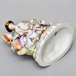 Коллекционная Фарфоровая статуэтка «Свидание. Дама, кавалер и собачка», SITZENDORF Германия.