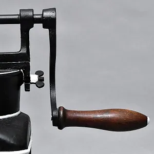 Большая Старинная Кухонная Механическая Маслобойка, Металл, Англия середина ХХ века. 