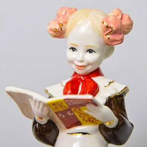 Авторская Коллекционная Фарфоровая Статуэтка «Школьница - Пионерка с учебником», Россия.