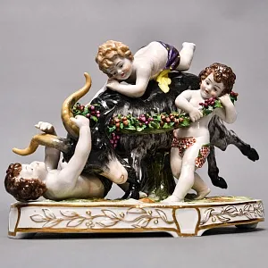  Антикварная Фарфоровая статуэтка «Три путти, играющие с козлом», Ludwigsburg Германия, 1919 - 1927 гг.