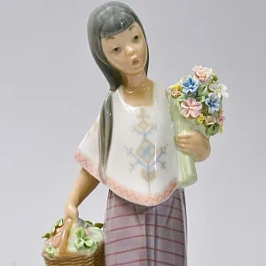 Авторская Фарфоровая статуэтка «ЛУПИТА. Девочка с цветами и корзинкой яблок», Lladro Испания.