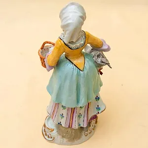 Редкость!!! Фарфоровая Статуэтка «Девушка с гусем» Н-23,5см. SITZENDORF  Германия