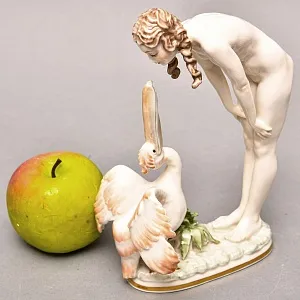 Коллекционная статуэтка «Девушка и Пеликан», Фарфор Hutschenreuther Германия, 1955 - 1968 годы.