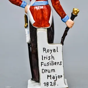 Коллекционная Фарфоровая статуэтка «Солдаты Британской армии. Тамбур - майор», SITZENDORF Германия.