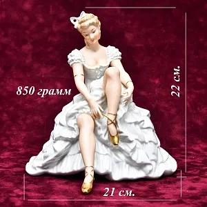 Коллекционная статуэтка «Балерина, завязывающая пуанту», Фарфор WALLENDORF, Германия.