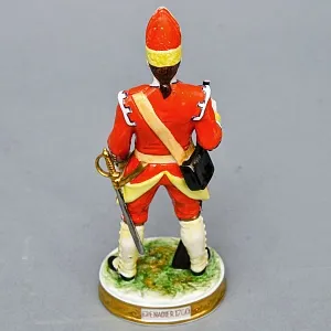 Фарфоровая Cтатуэтка «Солдаты Британской Армии. 27-й пехотный полк», RUDOLF KAMMER Германия. 