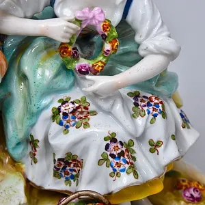 Антикварная Фарфоровая статуэтка «СВИДАНИЕ. ПТИЦА В РУКЕ», Aelteste Volkstedter Германия.