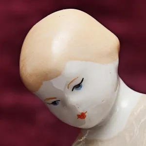 Фарфоровая статуэтка «Девочка с корабликом», СССР Сысертский фарфоровый завод, 1960 - 1977 гг. 