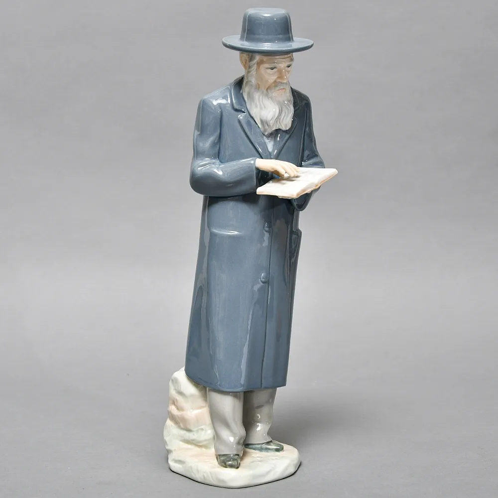 Коллекционная Фарфоровая статуэтка «Раввин. Ребе, читающий Тору», NAO by Lladro Испания.