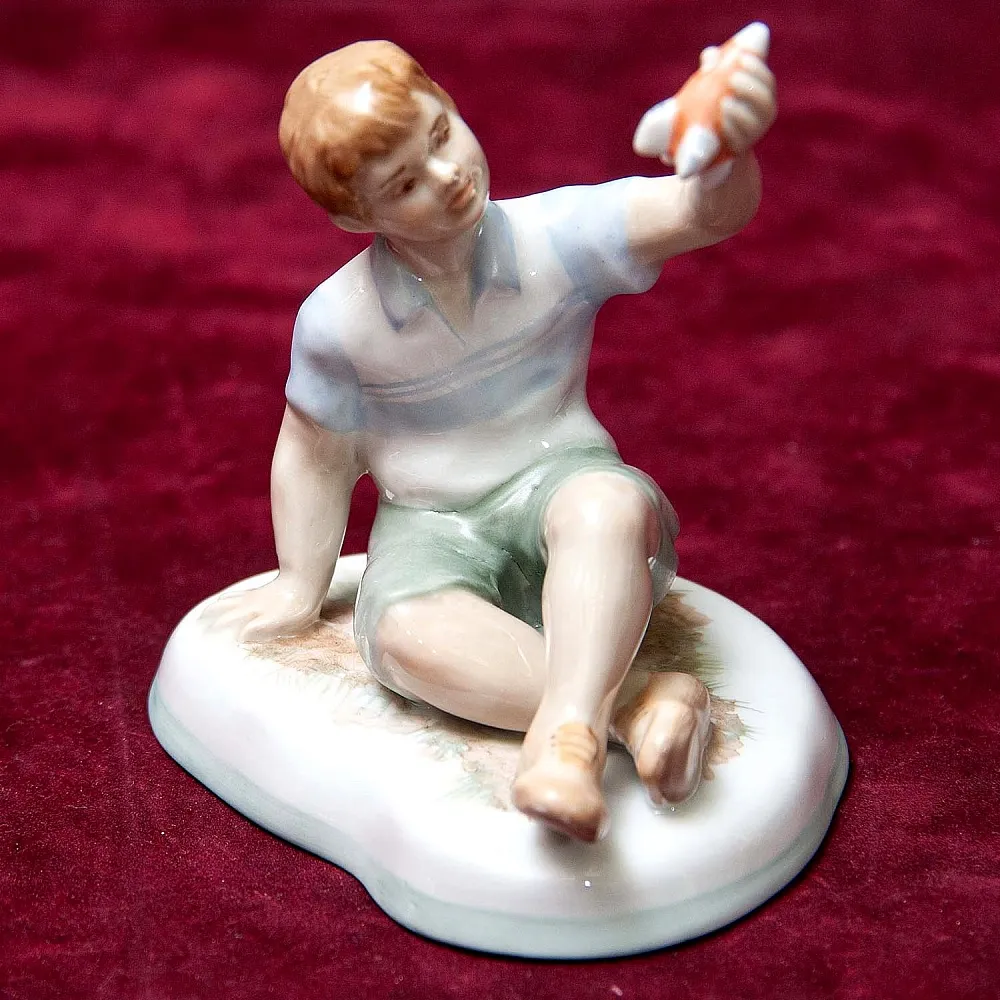 Авторская Коллекционная Фарфоровая Статуэтка «Мальчик с Ракетой», Дулёво Россия.