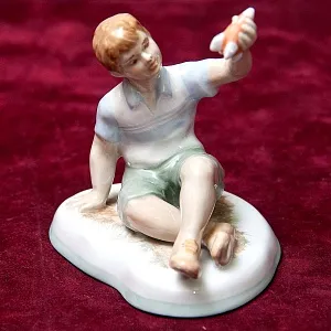 Авторская Коллекционная Фарфоровая Статуэтка «Мальчик с Ракетой», Дулёво Россия.