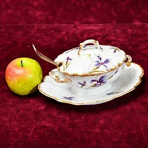 Редкость! Соусник - Судок с крышкой и ложкой "Цветы Ирисы" , Limoges Франция, середина ХХ века.