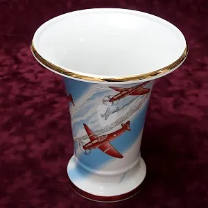 Коллекционная Авторская Ваза «Самолеты» из серии «65 лет Победы», фарфор ИФЗ, Россия. 