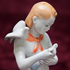 РЕДКОСТЬ!! Фарфоровая Статуэтка «Пионерка с голубями», ЛФЗ СССР - 1952 год.