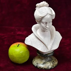 Коллекционная статуэтка - бюст «Герцогиня», Камень, Франция - середина ХХ века. 