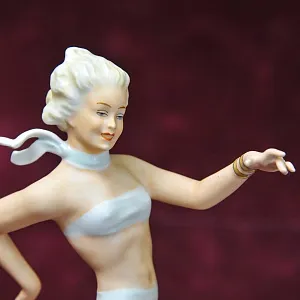 Коллекционная Фарфоровая статуэтка «Девушка с собакой. Бегущие», Schau Bach Kunst Германия - 1953 год.